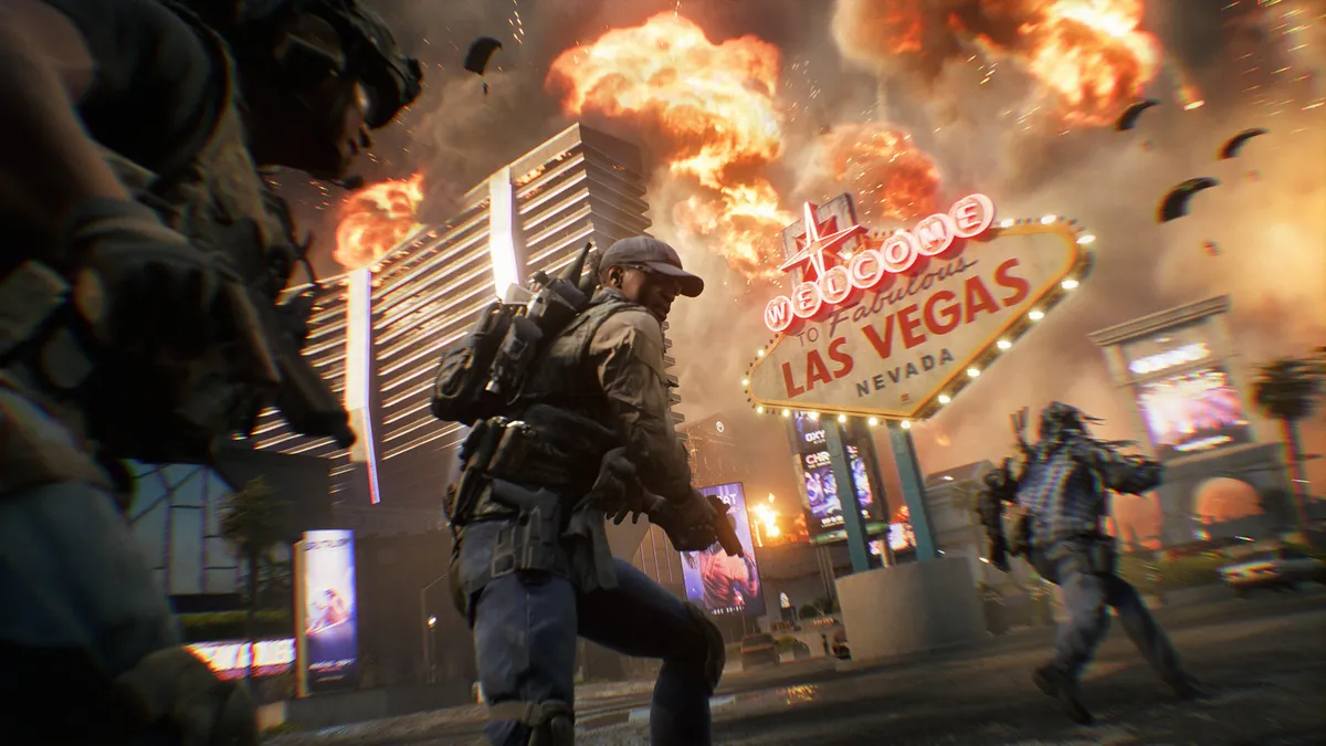 Soldados de Battlefield REDSEC diante do letreiro de Las Vegas em meio a explosões, em imagem oficial do modo Royale Rápido